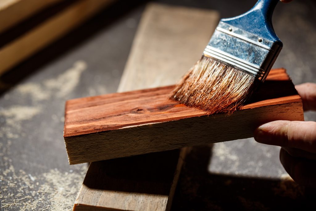 Verão e Pintura: como o verniz pode ser seu aliado aumentando a durabilidade das superfÃcies pintadas.